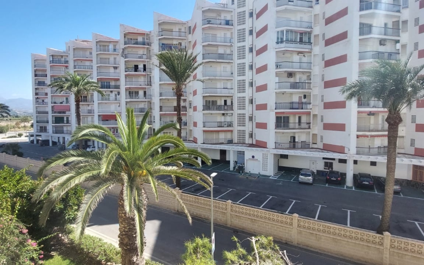 Salobreña. Apartment in urbanization on the beach