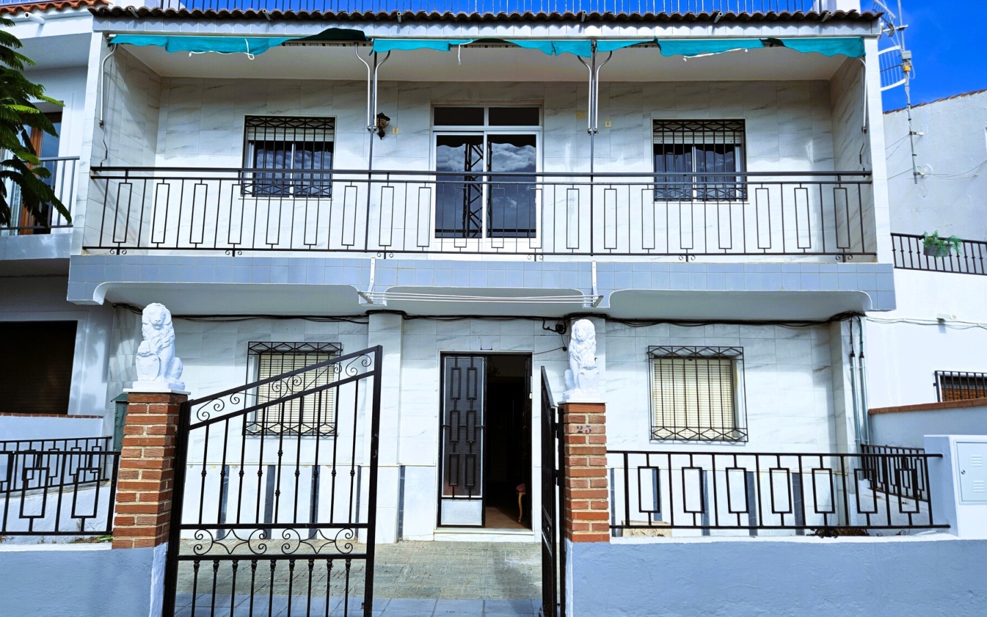 Salobreña. Lobres. Townhouse in the center